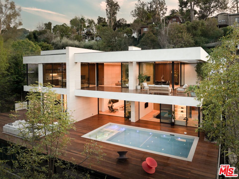 Exterior, Facade, Hot Tub, Pool, Modern
