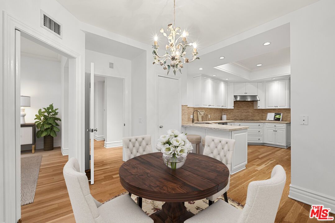 Chandelier, Dining room, Interior, Kitchen, Pendant Lights, Recessed Lighting, Wood Texture Flooring