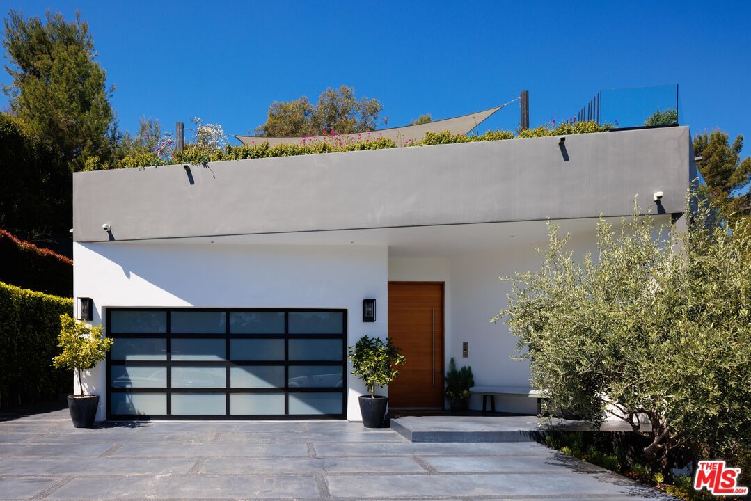 Attached, Exterior, Facade, Modern