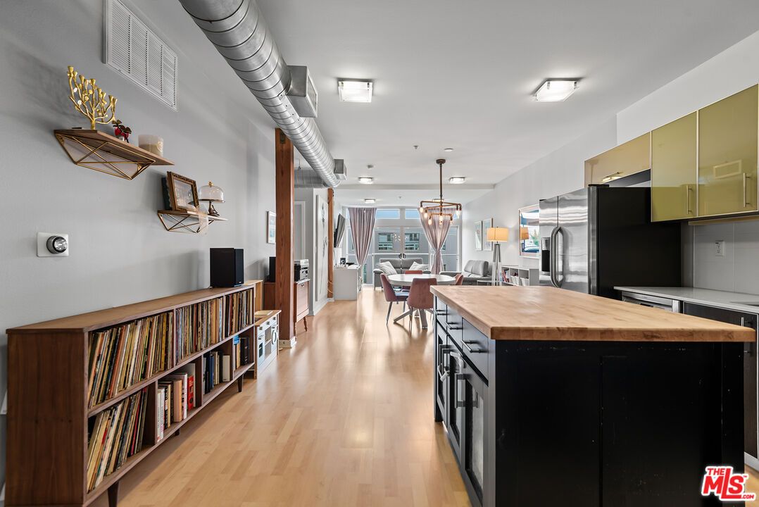 Chandelier, Dining room, Interior, Kitchen, Pendant Lights, Recessed Lighting, Wood Texture Flooring