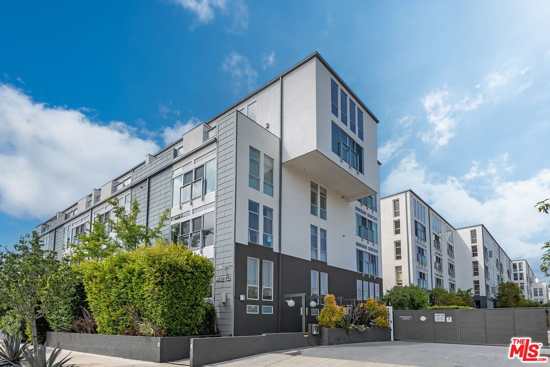 Exterior, Facade, Condo Building