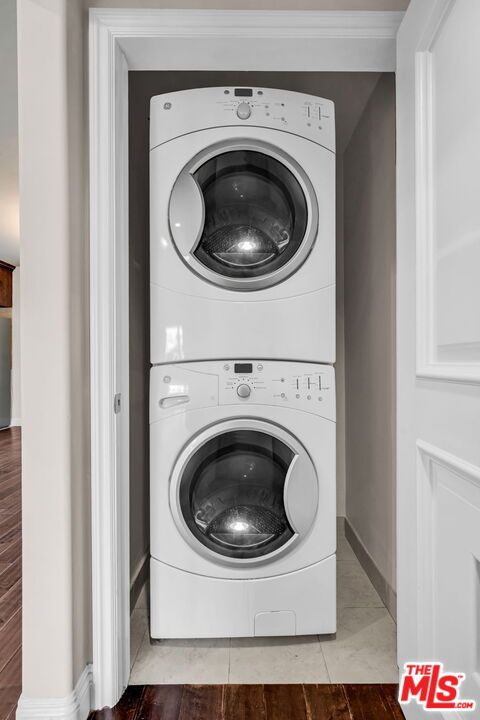 Interior, Utility Closets, Washer, Wood Texture Flooring