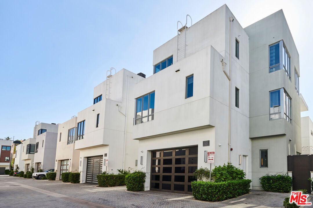 Attached, Exterior, Facade, Modern