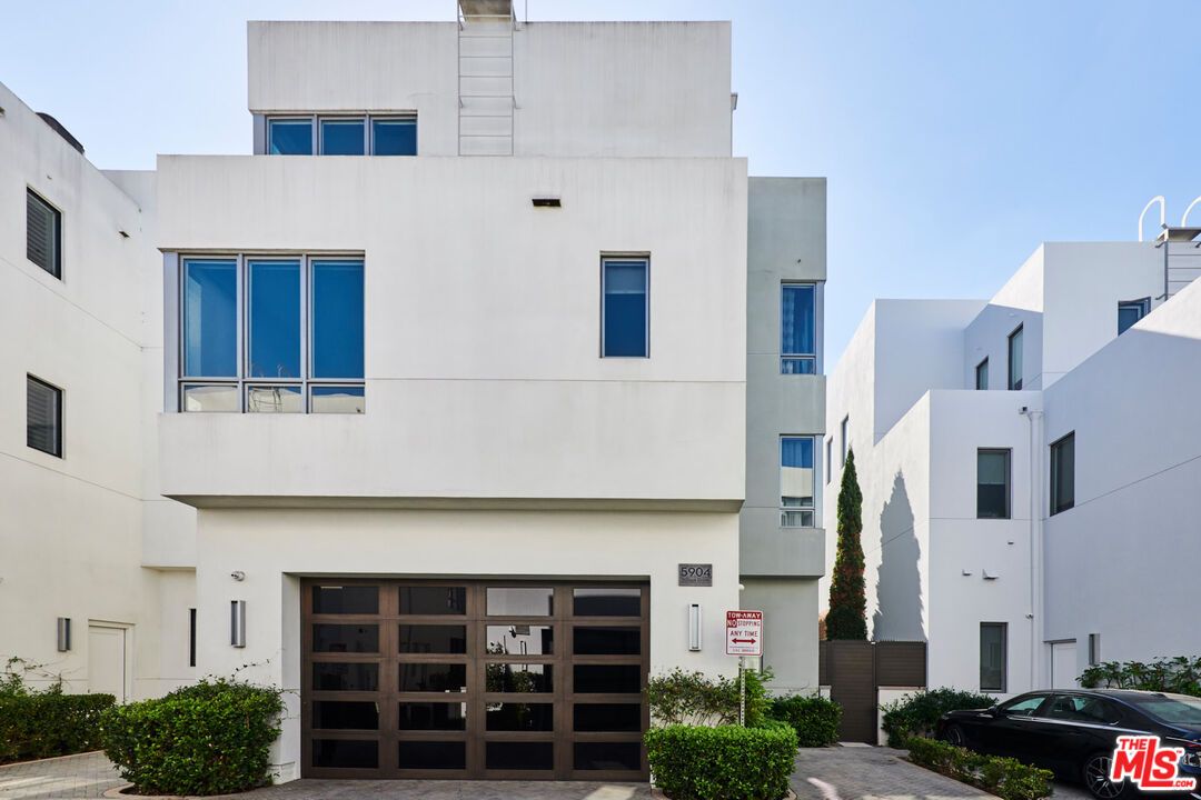 Attached, Exterior, Facade, Modern