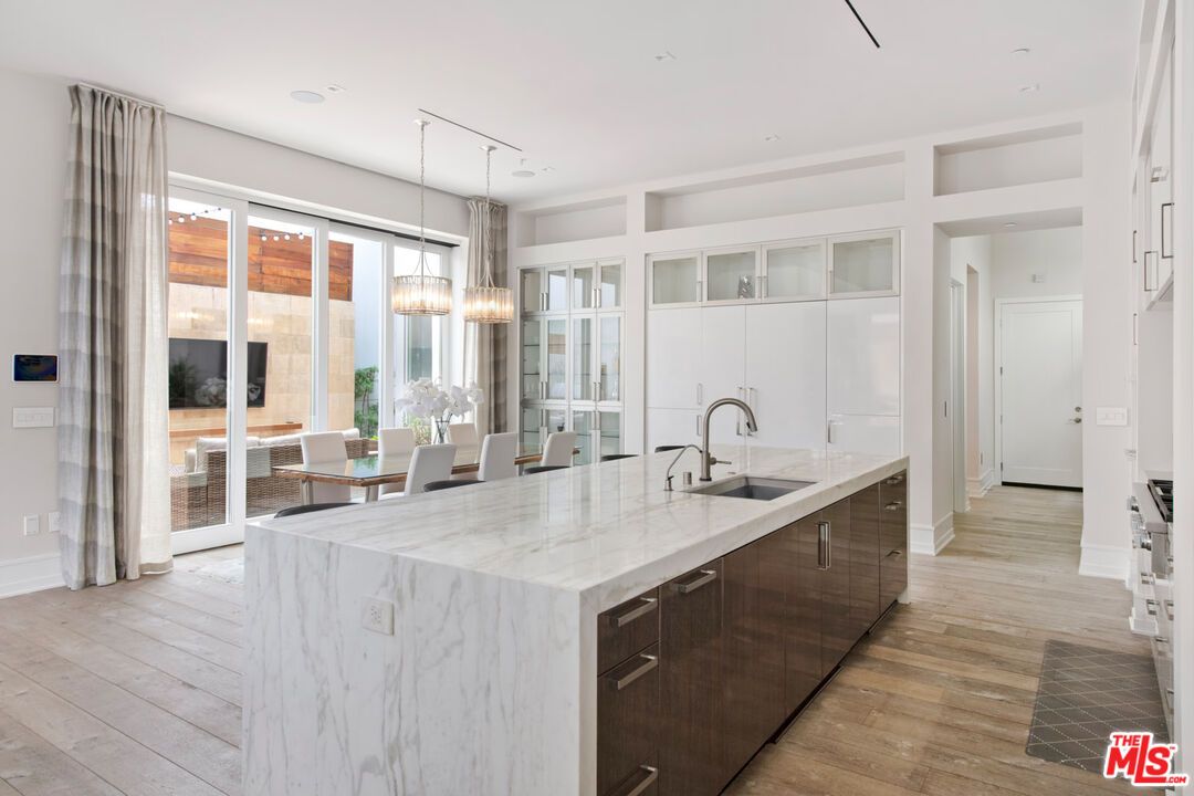 Chandelier, Dining room, Interior, Kitchen, Pendant Lights, Recessed Lighting, Wood Texture Flooring