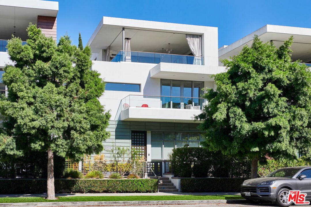 Exterior, Facade, Modern