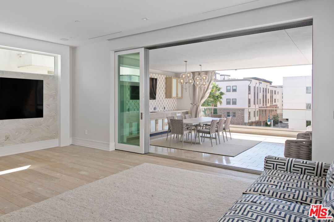 Chandelier, Dining room, Interior, Pendant Lights, Recessed Lighting, Wood Texture Flooring