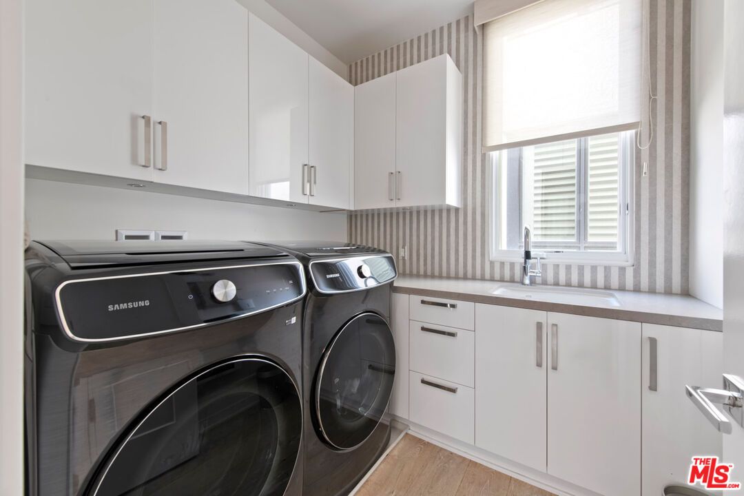 Interior, Washer, Wood Texture Flooring