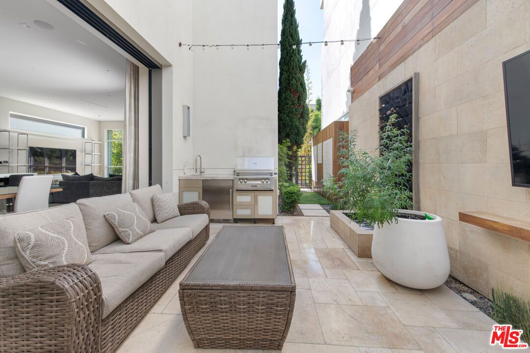 Exterior, Outdoor Kitchen