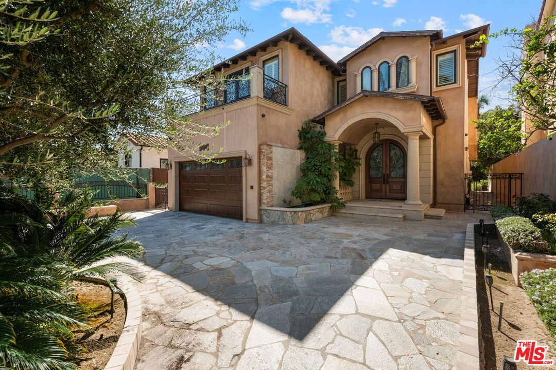 Attached, Exterior, Facade, Mediterranean