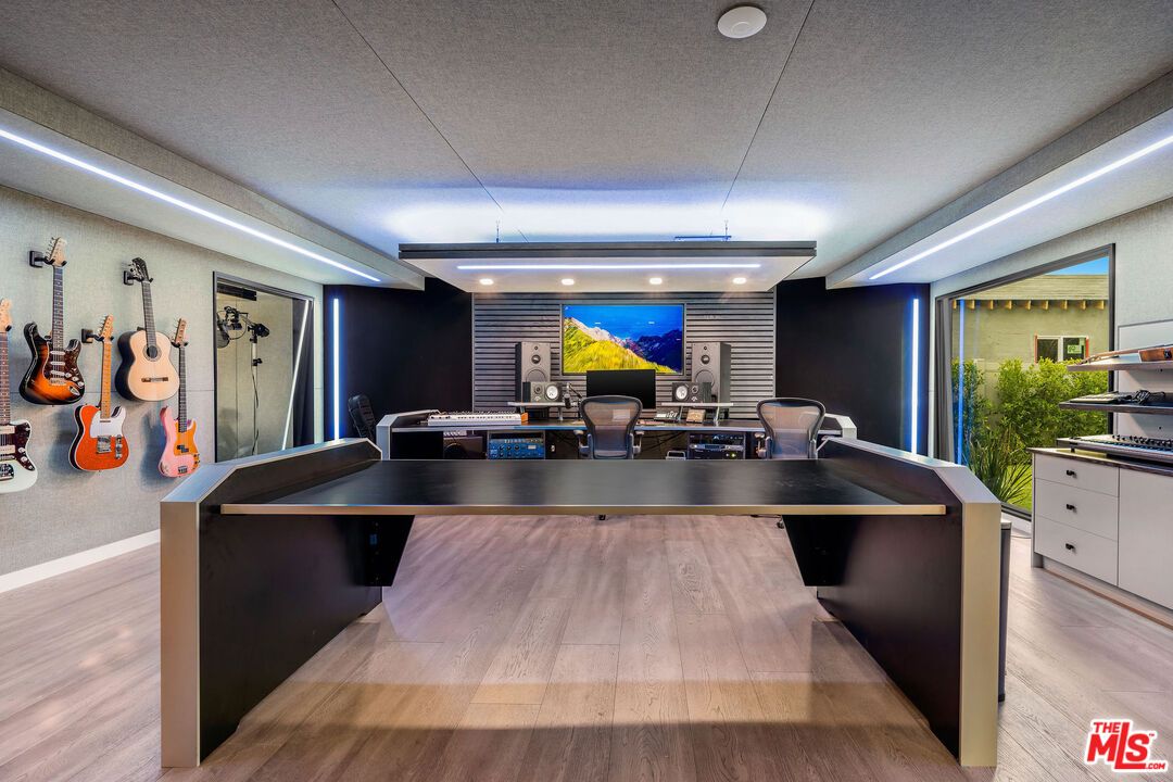 Interior, Recessed Lighting, Wood Texture Flooring