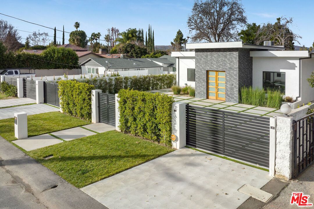 Backyard, Exterior, Facade, Modern