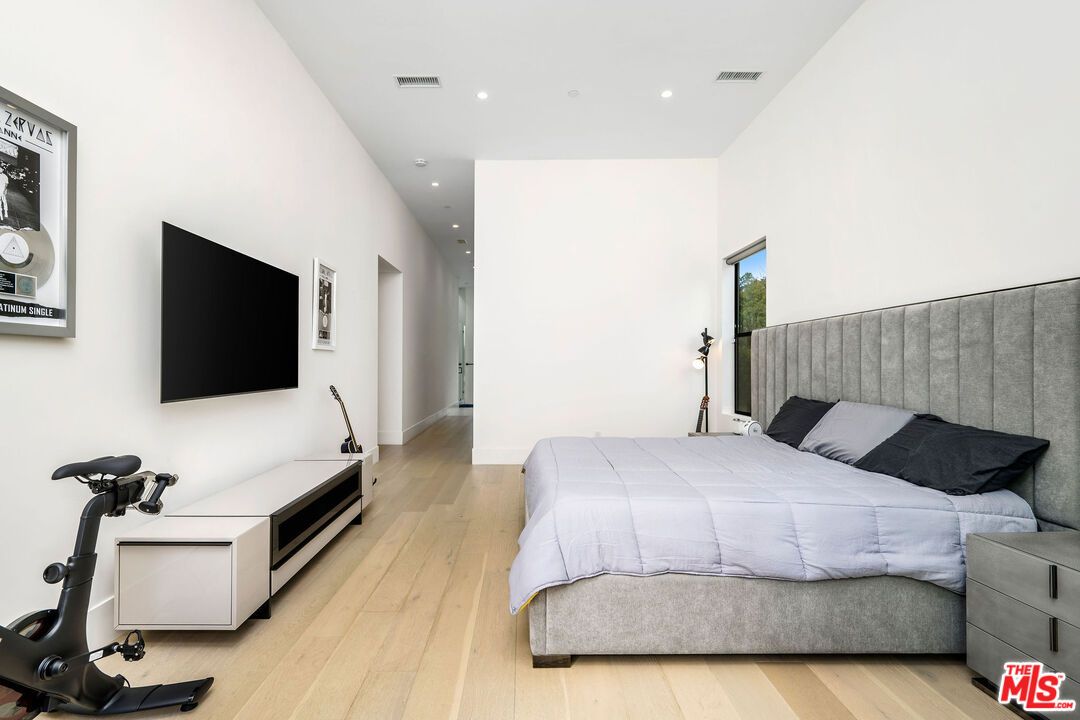 Bedroom, Fitness Equipment, Interior, Recessed Lighting, Wood Texture Flooring