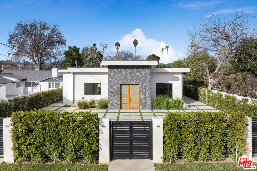 Attached, Backyard, Exterior, Facade, Modern