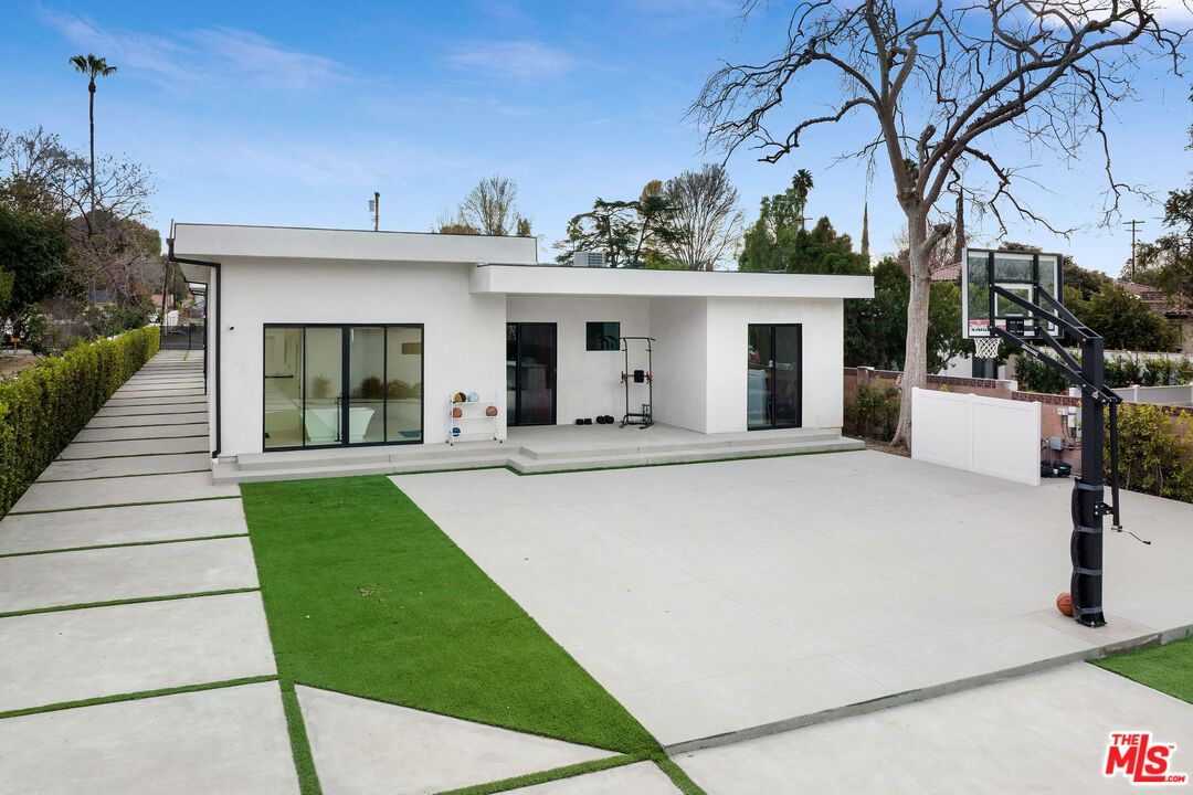 Backyard, Exterior, Facade, Modern