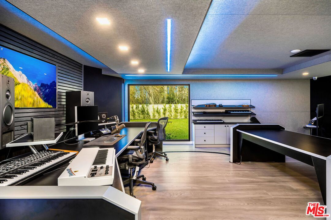 Home Office, Interior, Piano, Recessed Lighting, Wood Texture Flooring