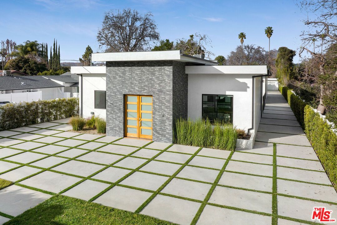 Backyard, Exterior, Facade, Modern