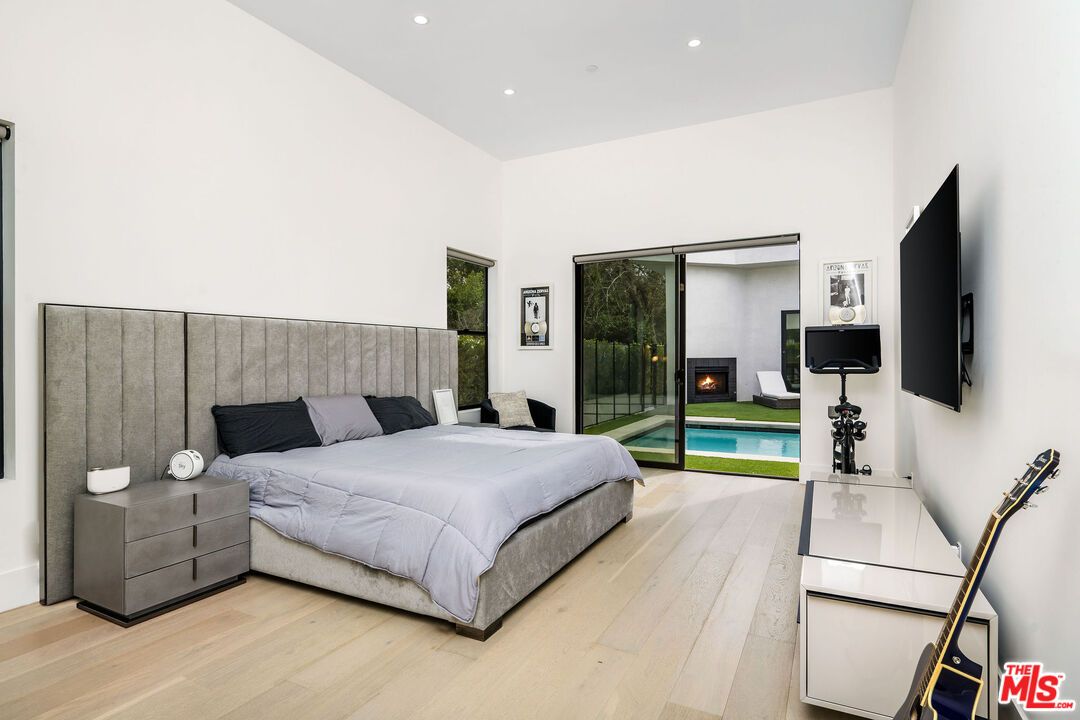 Bedroom, Fireplace, Interior, Recessed Lighting, Wood Texture Flooring