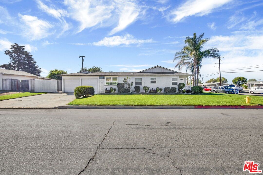 Attached, Exterior, Facade, Ranch