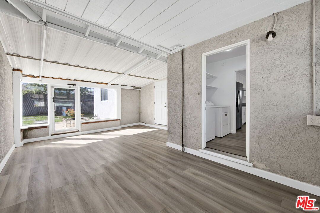 Interior, Washer, Wood Texture Flooring