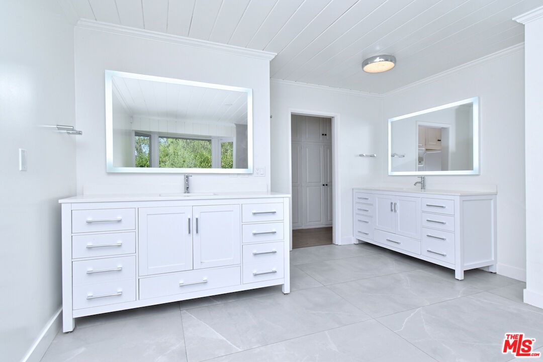 Bathroom, Dual Sink Vanities, Interior