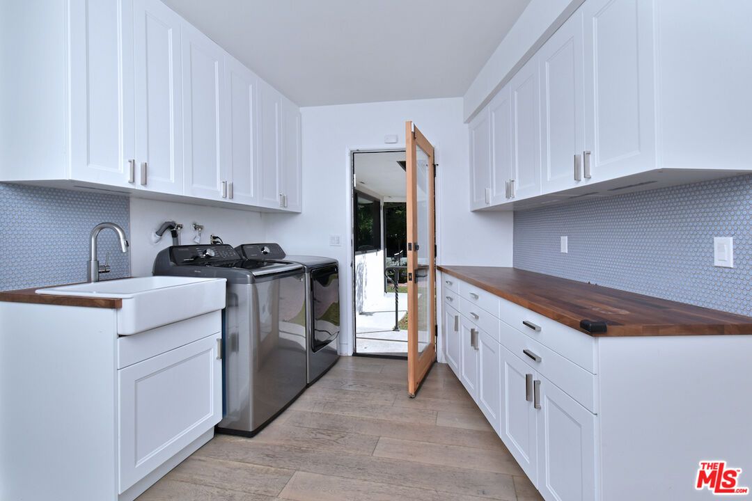 Interior, Kitchen, Washer, Wood Texture Flooring