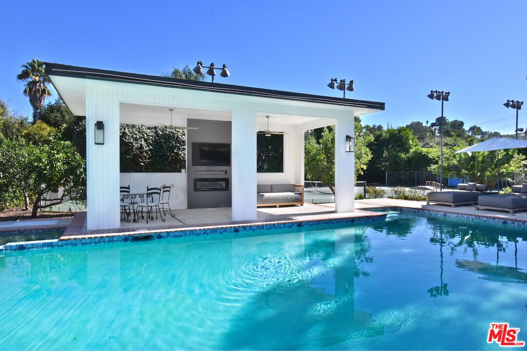 Exterior, Pool