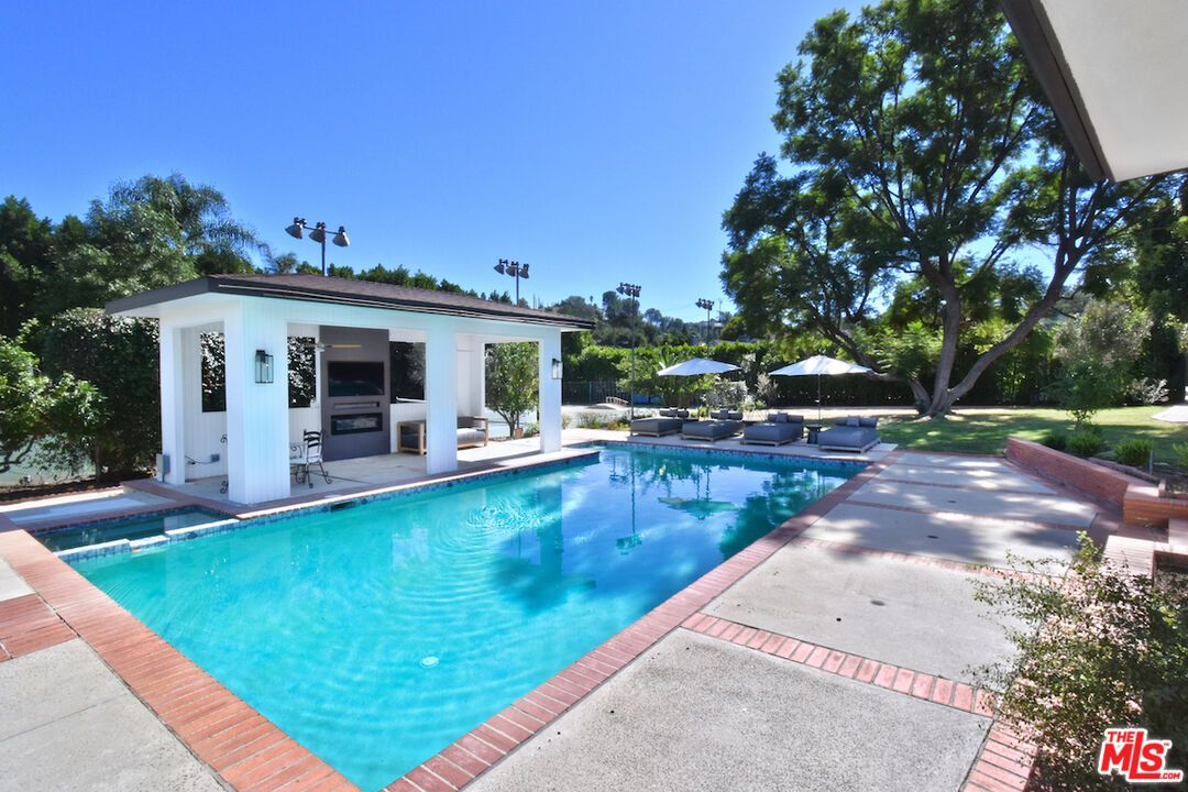 Exterior, Pool