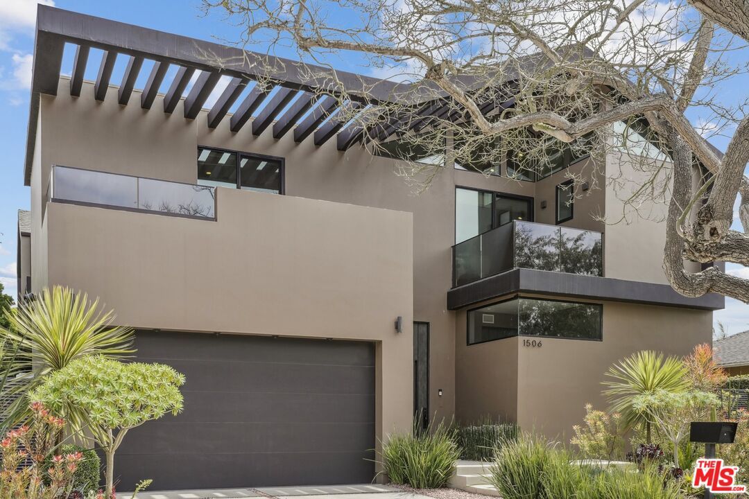 Attached, Exterior, Facade, Modern