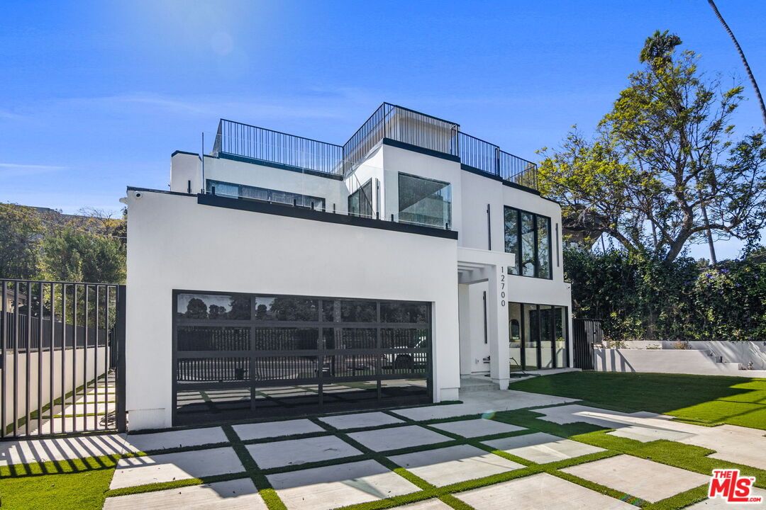 Attached, Backyard, Exterior, Facade, Modern