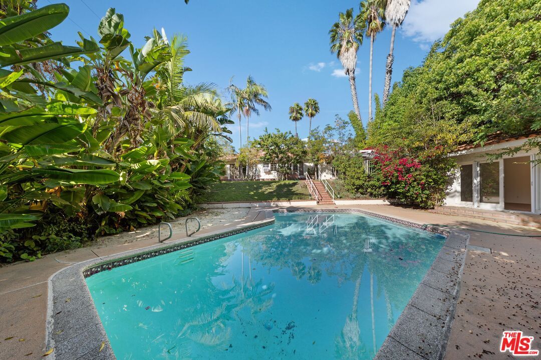 Exterior, Pool