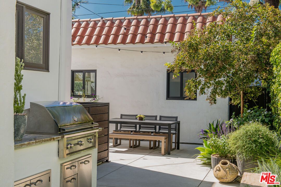 Exterior, Outdoor Kitchen