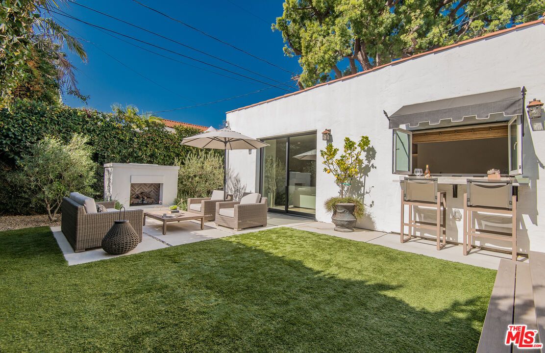 Backyard, Exterior, Outdoor Kitchen