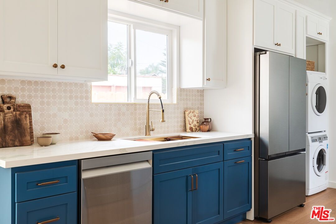 Interior, Kitchen, Stainless Steel Appliances, Washer, Wood Texture Flooring