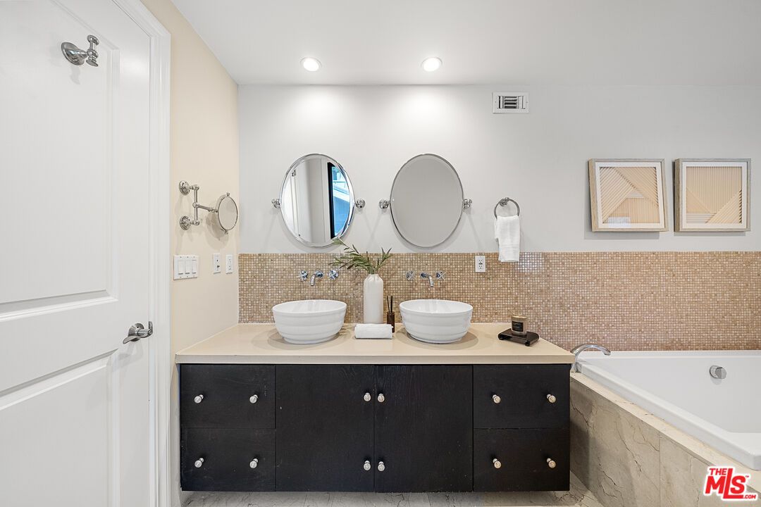 Bathroom, Dual Sink Vanities, Interior, Recessed Lighting
