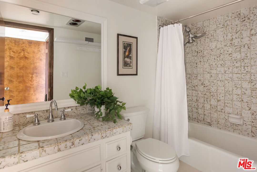 Bathroom, Interior, Tile Countertops