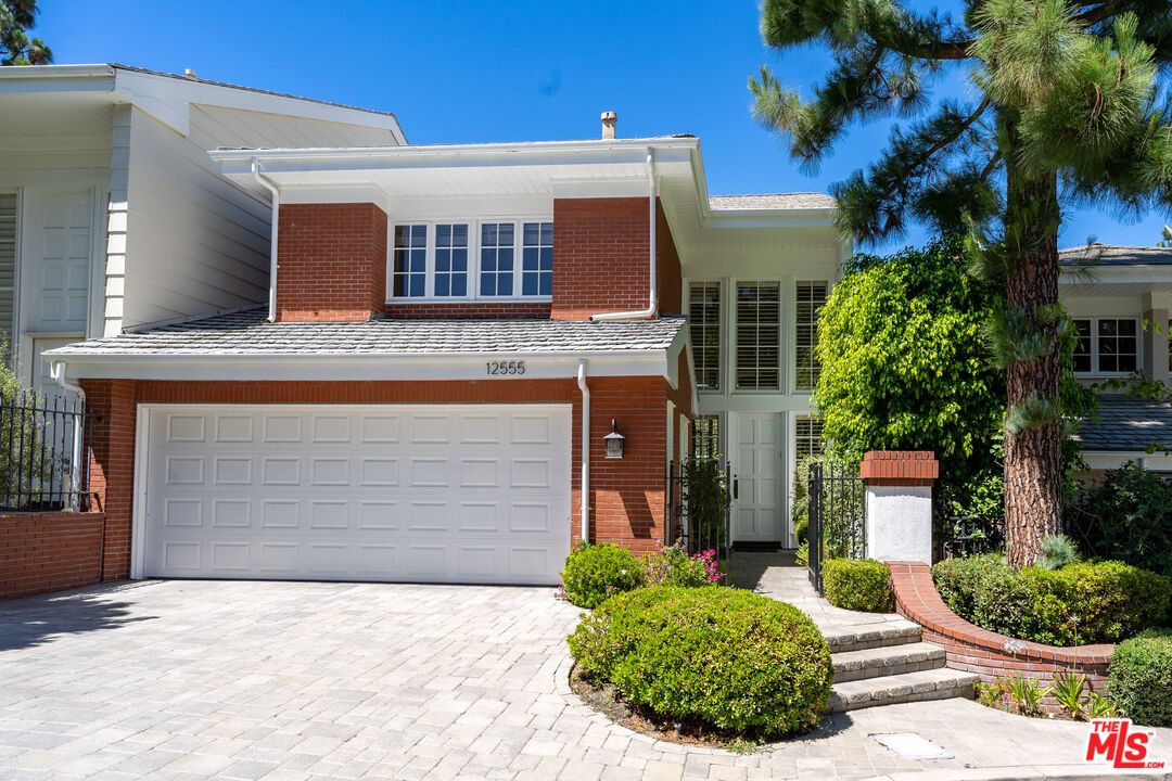 Attached, Exterior, Facade, Brick Facade, Modern