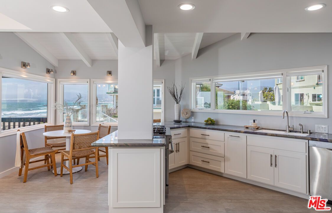 Dining room, Interior, Kitchen, Recessed Lighting, Water