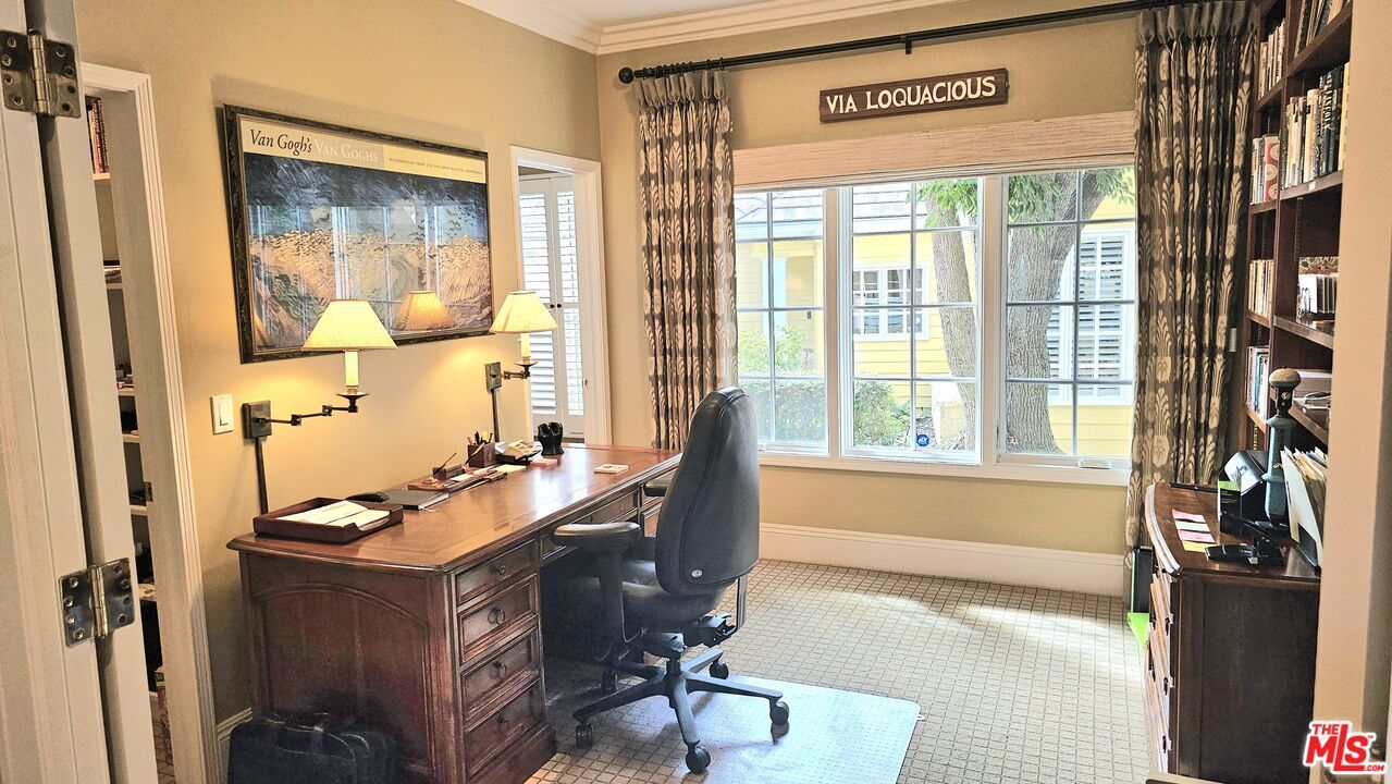 Home Office, Interior