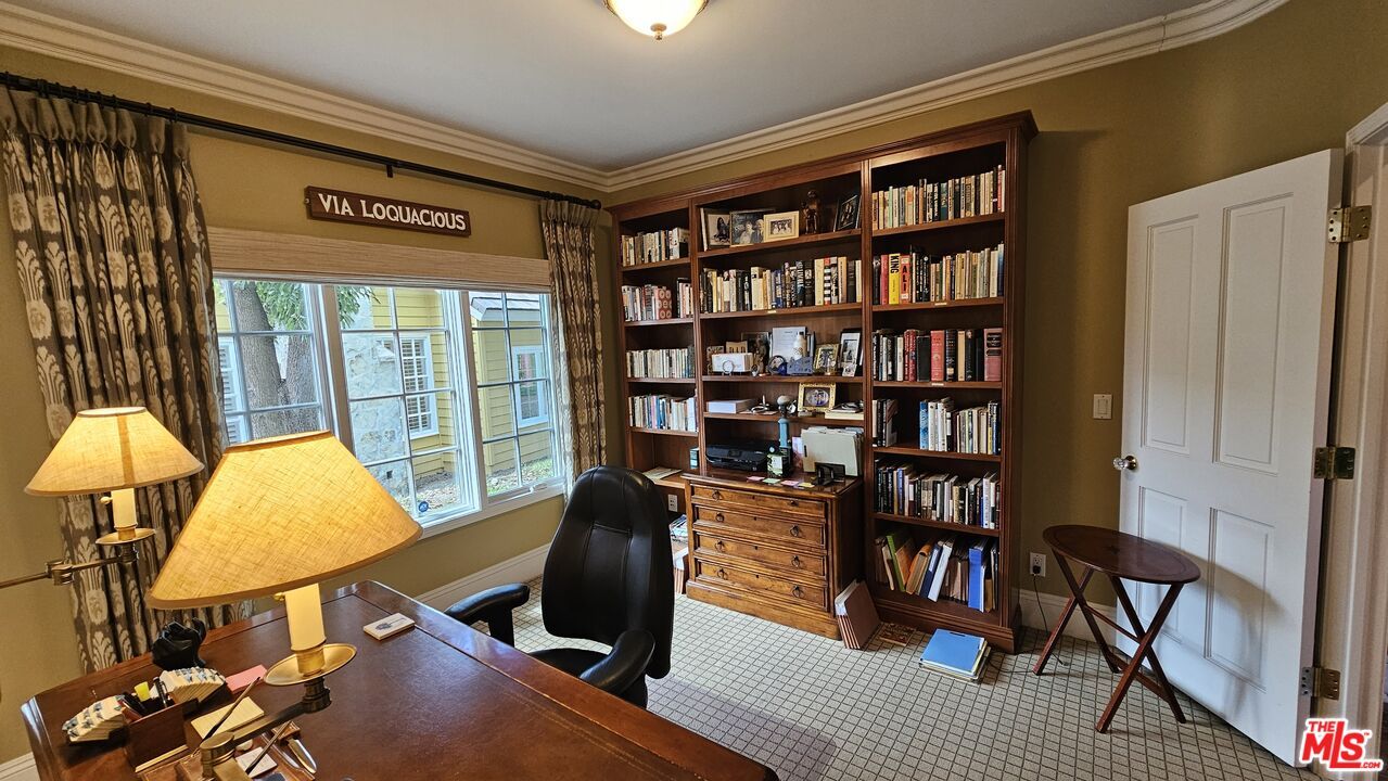 Home Office, Interior