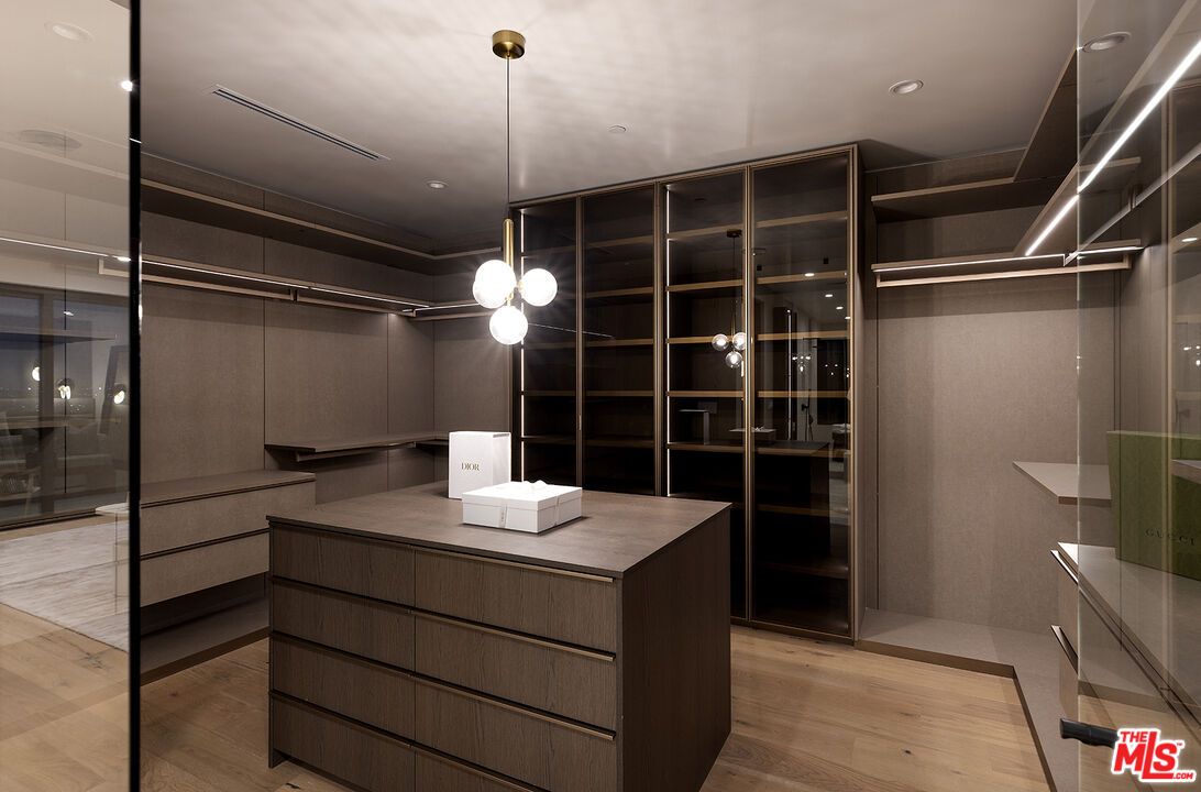 Interior, Pendant Lights, Recessed Lighting, Walk-in Closets, Wood Texture Flooring