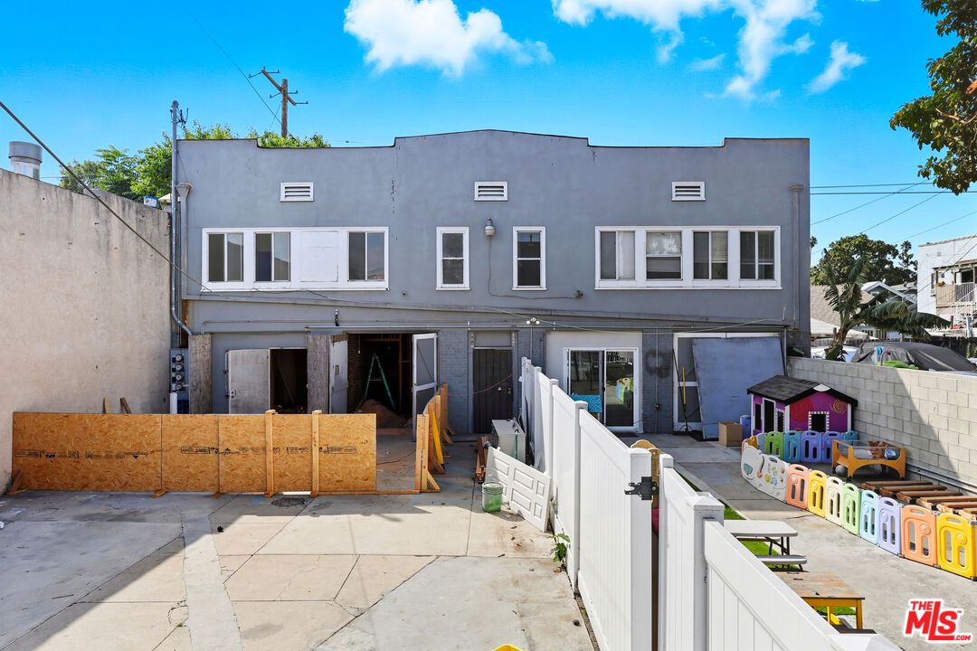 Exterior, Facade, Rowhouse