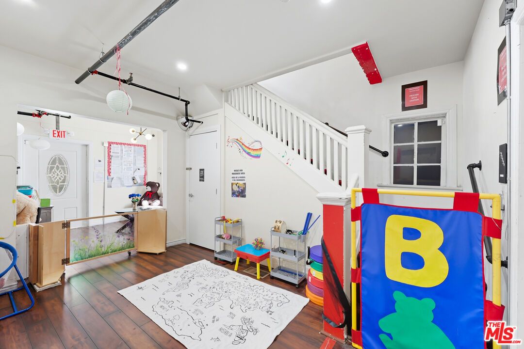 Interior, Pendant Lights, Recessed Lighting, Wood Texture Flooring