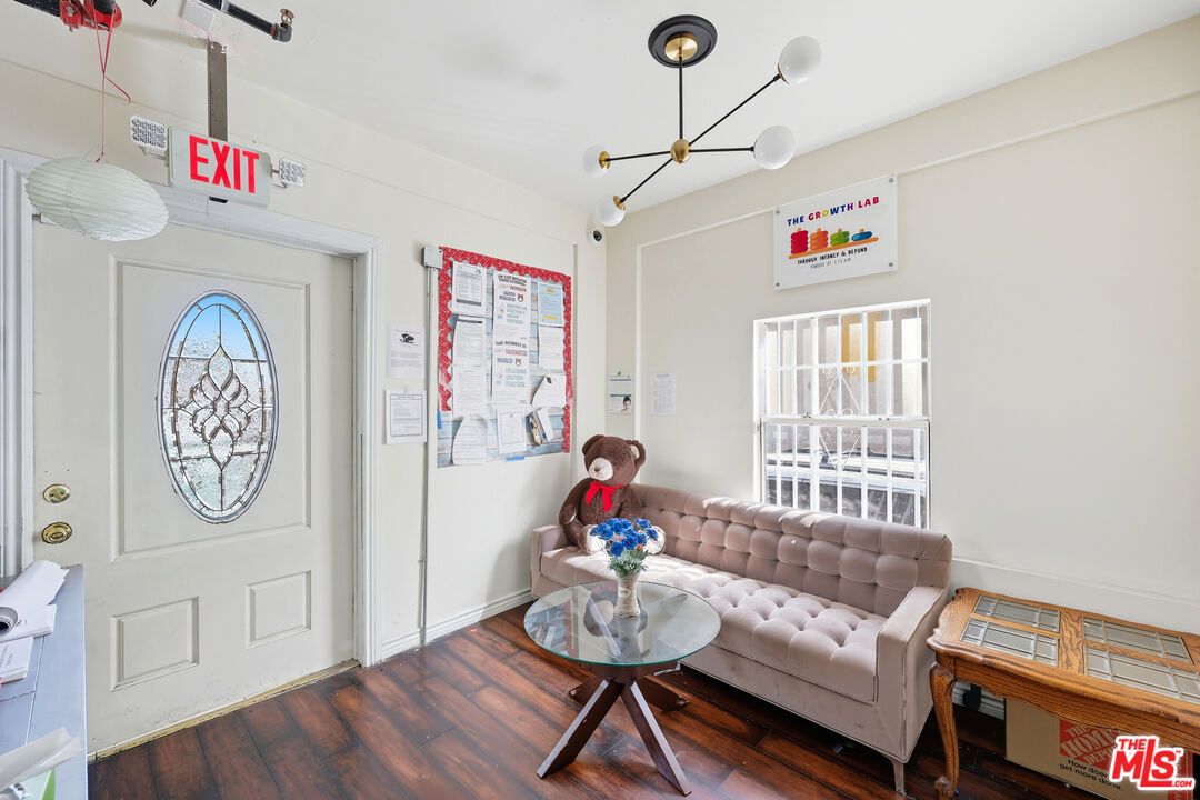 Interior, Pendant Lights, Wood Texture Flooring