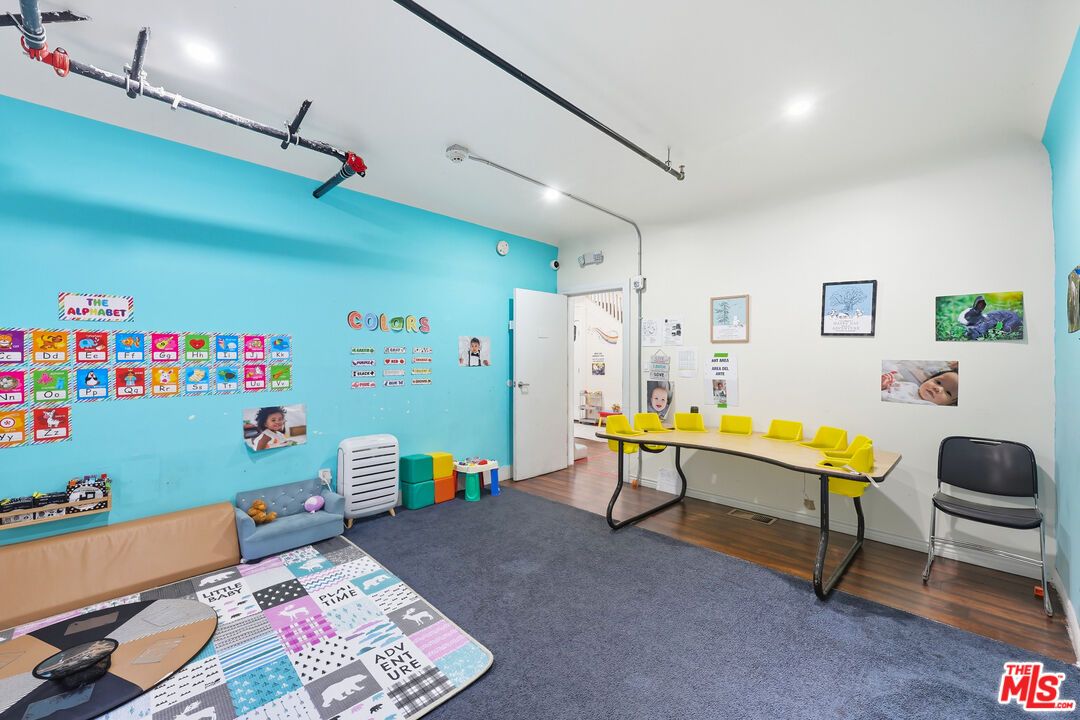 Fitness Equipment, Interior, Recessed Lighting, Wood Texture Flooring