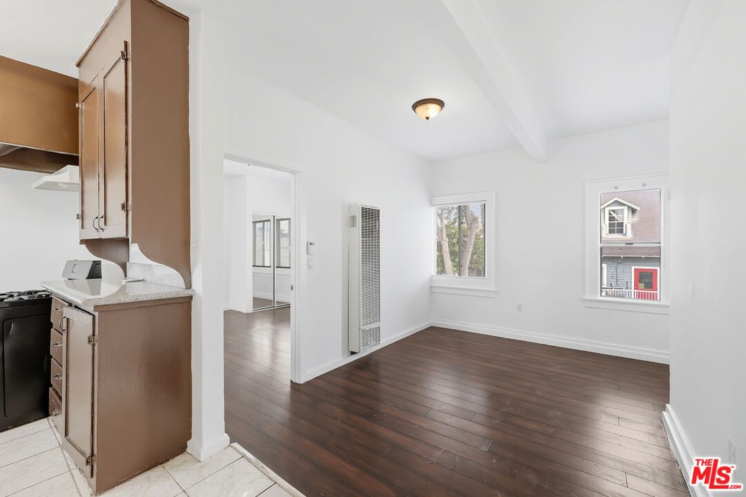 Interior, Washer, Wood Texture Flooring