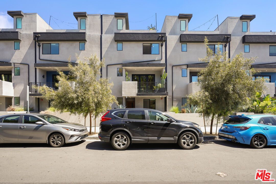 Exterior, Facade, Rowhouse