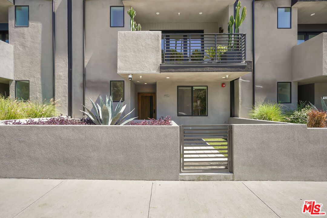 Exterior, Facade, Modern