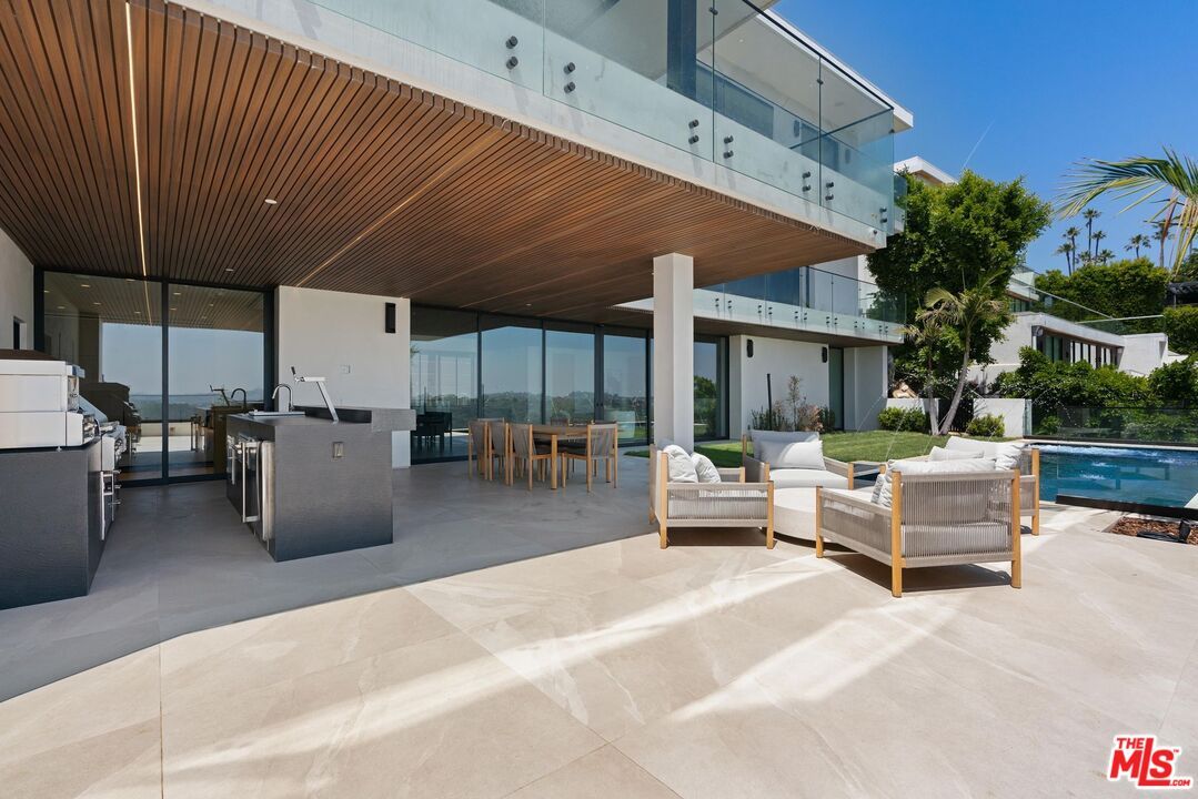 Exterior, Outdoor Kitchen, Pool