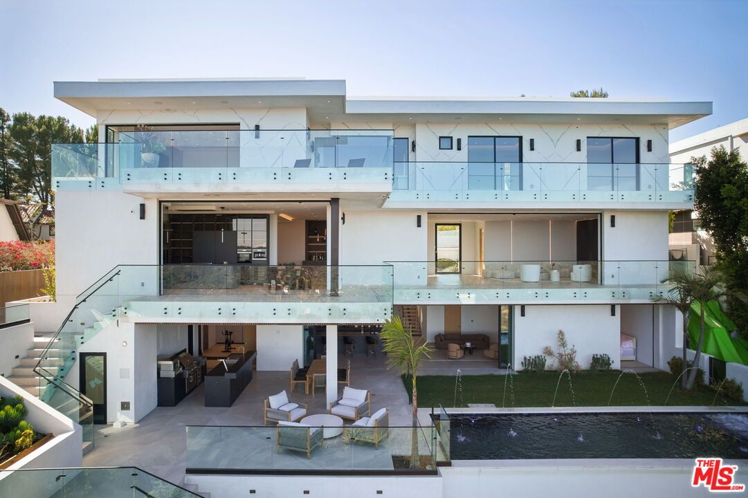 Exterior, Facade, Modern